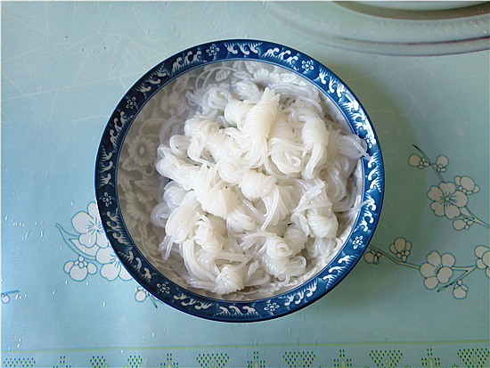 涼拌魔芋結(jié)的做法-酸辣味拌菜譜-易網(wǎng)<a href=http://m.aoa7937.com/ target=_blank class=infotextkey>健康養(yǎng)生</a>網(wǎng) 涼拌魔芋結(jié)的做法-酸辣味拌菜譜