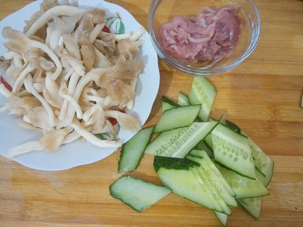 平菇炒肉片的做法-家常味炒菜譜-易網(wǎng)健康養(yǎng)生網(wǎng) 平菇炒肉片的做法-家常味炒菜譜