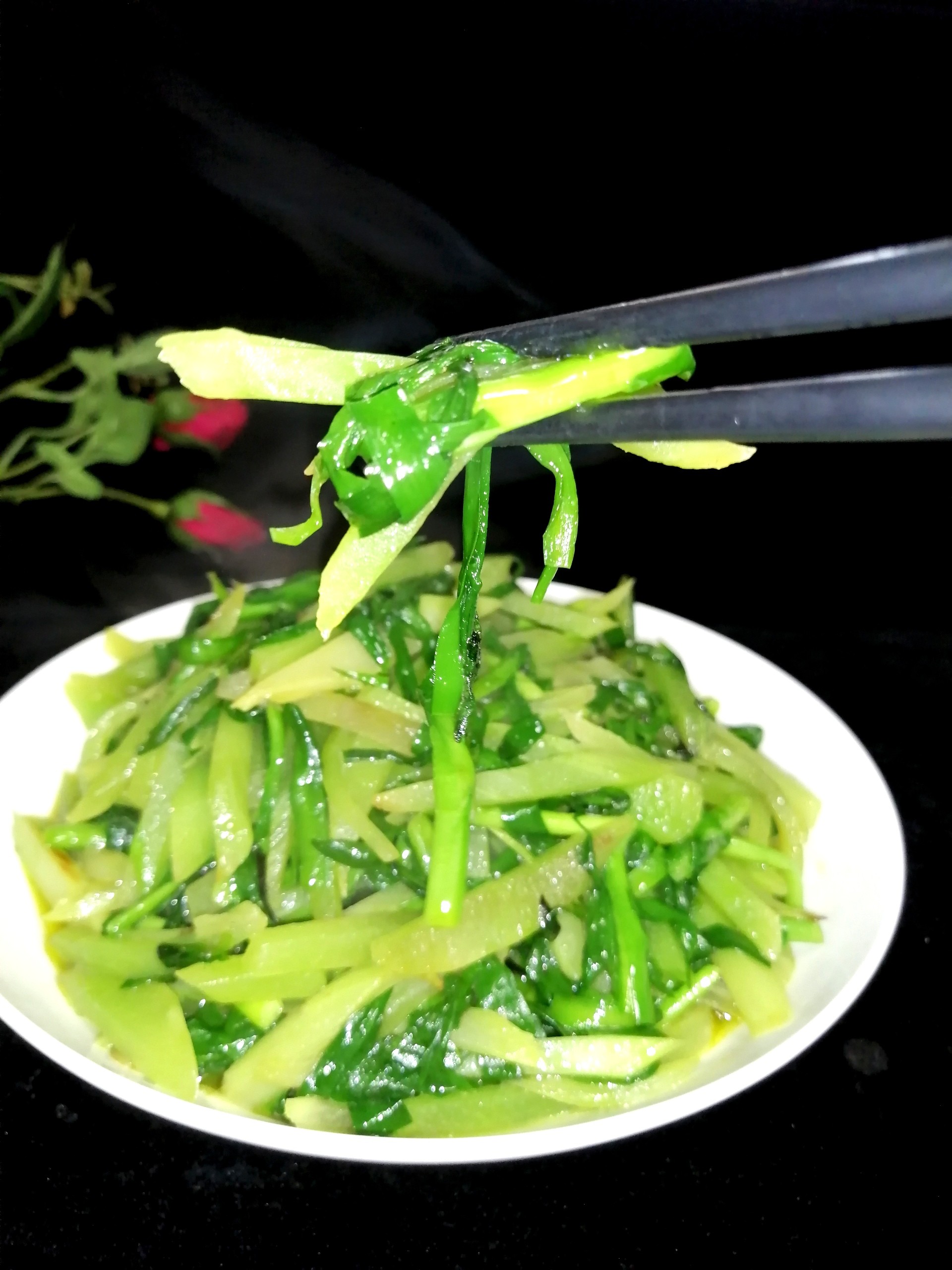 萵苣炒韭菜的做法-家常味炒菜譜-易網(wǎng)健康養(yǎng)生網(wǎng) 萵苣炒韭菜的做法-家常味炒菜譜