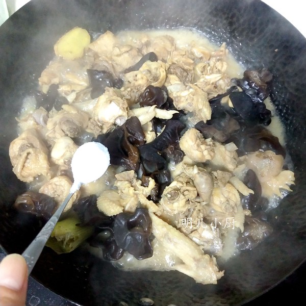 雞肉炒木耳的做法-家常味炒菜譜-易網(wǎng)健康養(yǎng)生網(wǎng) 雞肉炒木耳的做法-家常味炒菜譜