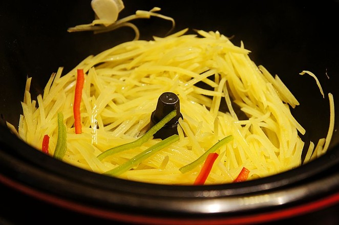爆炒土豆絲的做法-家常味炒菜譜-易網健康養生網 爆炒土豆絲的做法-家常味炒菜譜