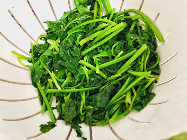 菠菜拌蛋絲的做法-家常味炒菜譜-易網健康養生網 菠菜拌蛋絲的做法-家常味炒菜譜