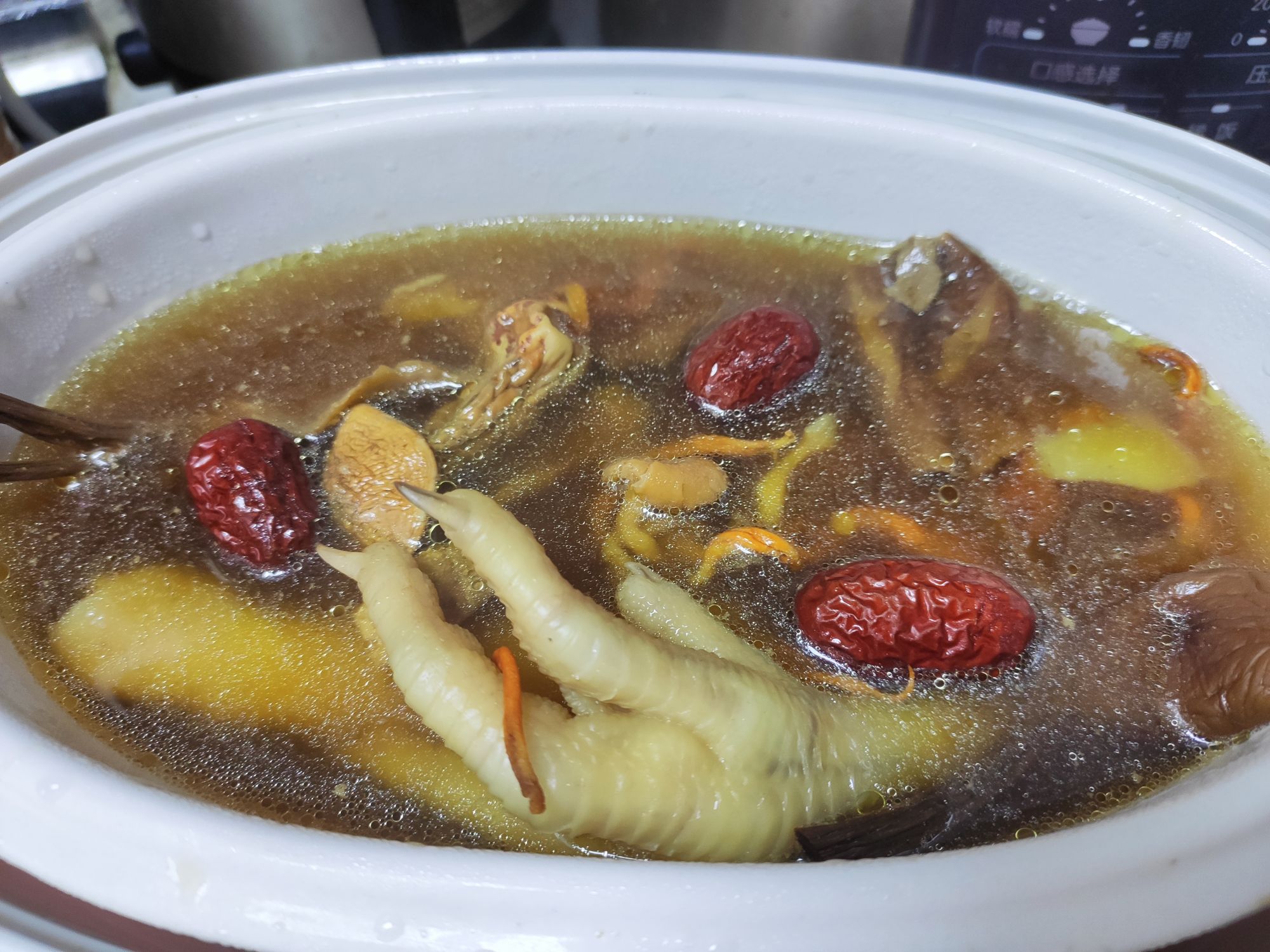 滋補菌菇雞湯，營養又美味！的做法-家常味燉菜譜