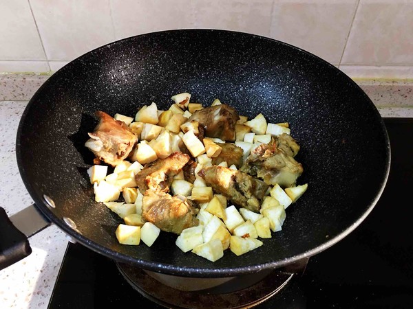 杏鮑菇排骨燜飯的做法-家常味燜菜譜-易網(wǎng)健康養(yǎng)生網(wǎng) 杏鮑菇排骨燜飯的做法-家常味燜菜譜