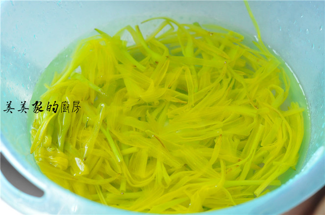 黃花菜炒雞蛋的做法-家常味炒菜譜-易網健康養生網 黃花菜炒雞蛋的做法-家常味炒菜譜