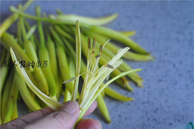 黃花菜炒雞蛋的做法-家常味炒菜譜-易網健康養生網 黃花菜炒雞蛋的做法-家常味炒菜譜