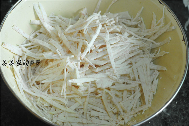 酥香香芋絲的做法-咸鮮味炸菜譜-易網<a href=http://m.aoa7937.com/ target=_blank class=infotextkey>健康養生</a>網 酥香香芋絲的做法-咸鮮味炸菜譜