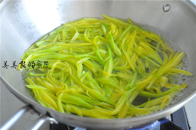 黃花菜炒雞蛋的做法-家常味炒菜譜-易網健康養生網 黃花菜炒雞蛋的做法-家常味炒菜譜