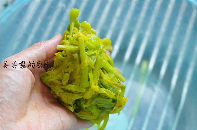 黃花菜炒雞蛋的做法-家常味炒菜譜-易網健康養生網 黃花菜炒雞蛋的做法-家常味炒菜譜