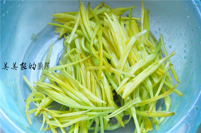 黃花菜炒雞蛋的做法-家常味炒菜譜-易網健康養生網 黃花菜炒雞蛋的做法-家常味炒菜譜