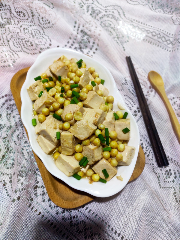 雞頭米燒豆腐的做法-家常味炒菜譜-易網(wǎng)健康養(yǎng)生網(wǎng) 雞頭米燒豆腐的做法-家常味炒菜譜