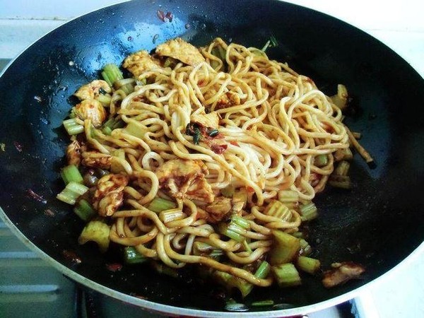 雞肉炒面的做法-家常味炒菜譜-易網(wǎng)健康養(yǎng)生網(wǎng) 雞肉炒面的做法-家常味炒菜譜