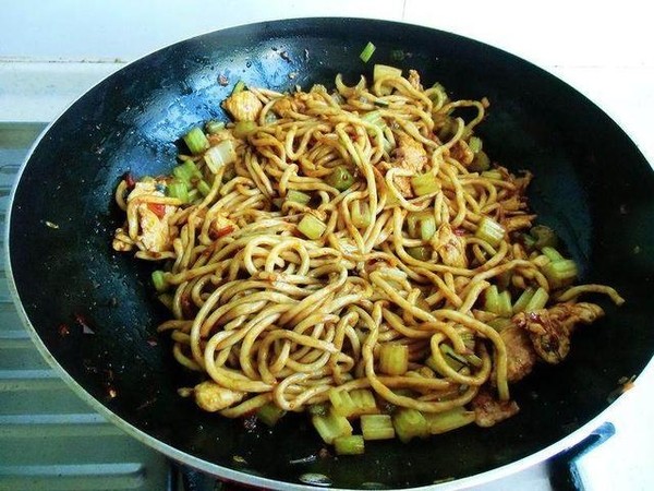 雞肉炒面的做法-家常味炒菜譜-易網(wǎng)健康養(yǎng)生網(wǎng) 雞肉炒面的做法-家常味炒菜譜