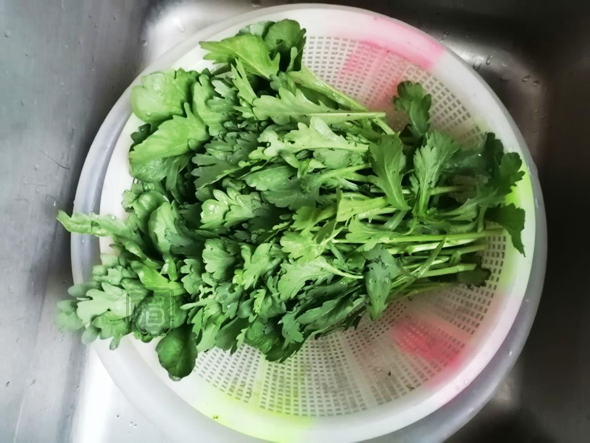 松子蓬花菜的做法-咸鮮味拌菜譜-易網<a href=http://m.aoa7937.com/ target=_blank class=infotextkey>健康養生</a>網 松子蓬花菜的做法-咸鮮味拌菜譜