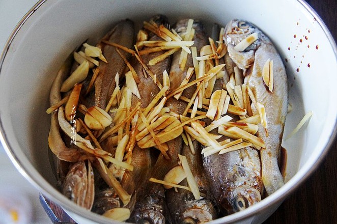 香煎小黃花魚(yú)的做法-香辣味煎菜譜