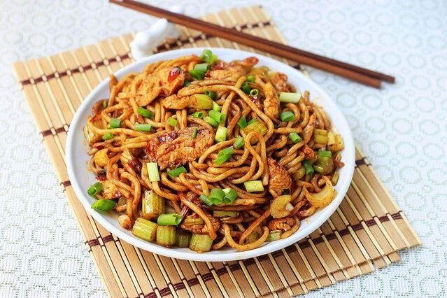 雞肉炒面的做法-家常味炒菜譜-易網(wǎng)健康養(yǎng)生網(wǎng) 雞肉炒面的做法-家常味炒菜譜