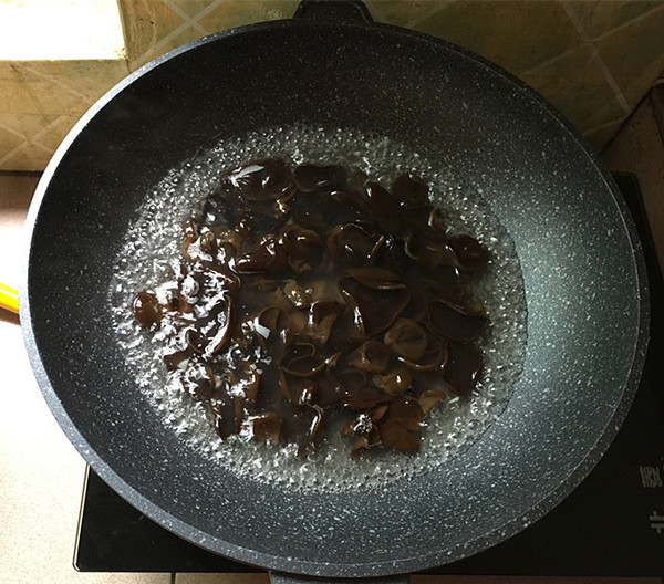 黑木耳炒腐竹的做法-香辣味炒菜譜-易網健康養生網 黑木耳炒腐竹的做法-香辣味炒菜譜