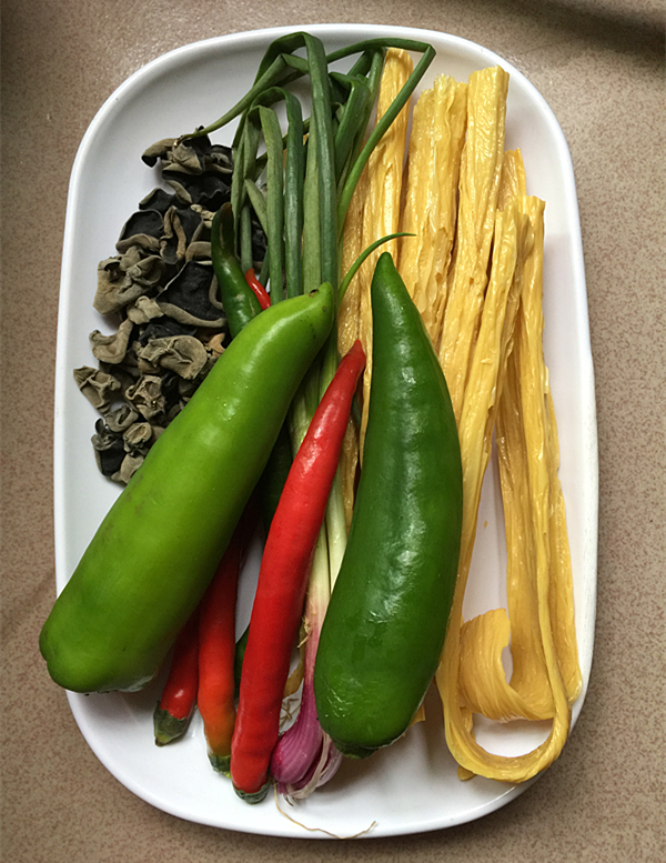 黑木耳炒腐竹的做法-香辣味炒菜譜-易網<a href=http://m.aoa7937.com/ target=_blank class=infotextkey>健康養生</a>網 黑木耳炒腐竹的做法-香辣味炒菜譜
