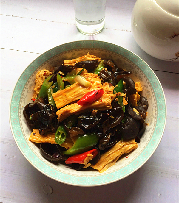 黑木耳炒腐竹的做法-香辣味炒菜譜-易網健康養生網 黑木耳炒腐竹的做法-香辣味炒菜譜