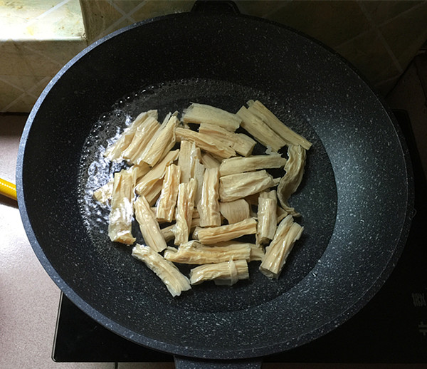 黑木耳炒腐竹的做法-香辣味炒菜譜-易網健康養生網 黑木耳炒腐竹的做法-香辣味炒菜譜