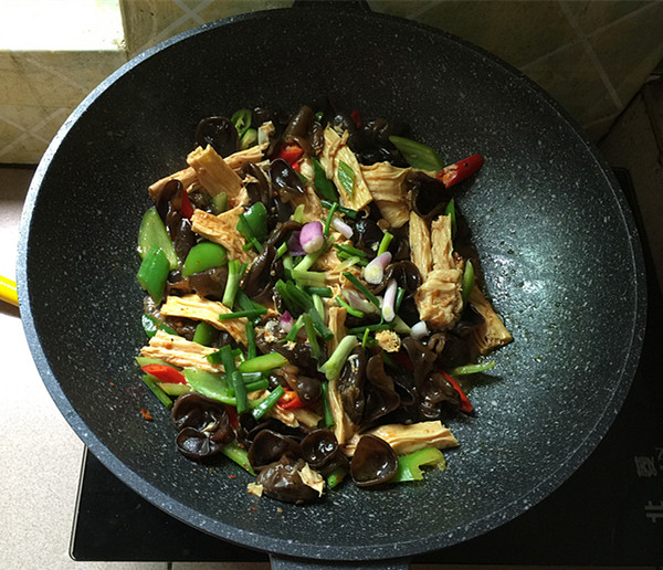 黑木耳炒腐竹的做法-香辣味炒菜譜-易網健康養生網 黑木耳炒腐竹的做法-香辣味炒菜譜