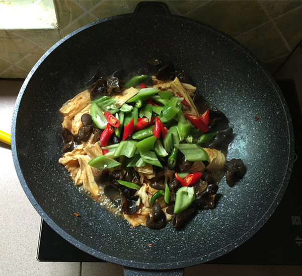 黑木耳炒腐竹的做法-香辣味炒菜譜-易網健康養生網 黑木耳炒腐竹的做法-香辣味炒菜譜