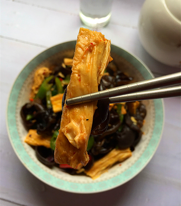 黑木耳炒腐竹的做法-香辣味炒菜譜-易網健康養生網 黑木耳炒腐竹的做法-香辣味炒菜譜