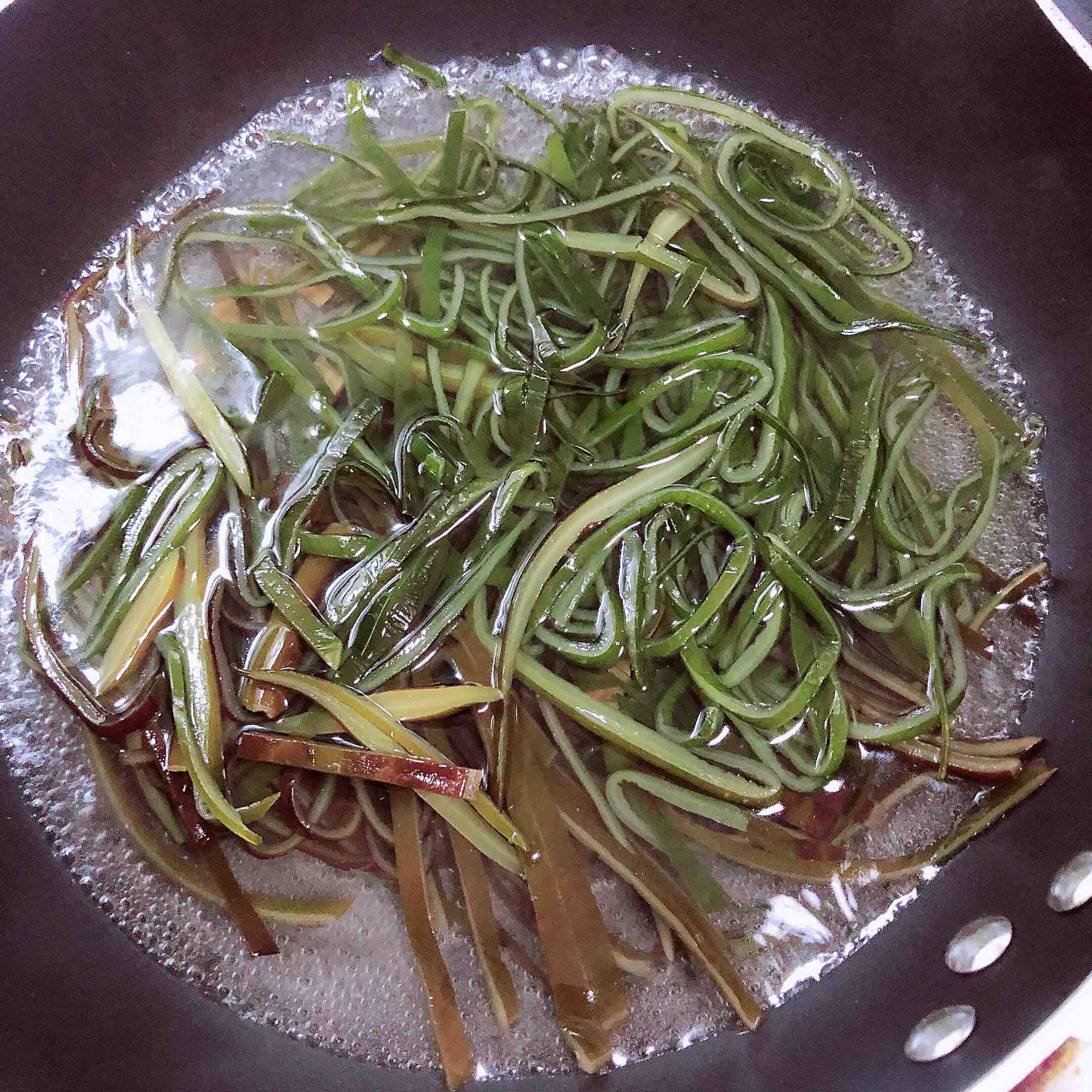 豬油香辣海帶絲的做法-咸鮮味炒菜譜-易網(wǎng)健康養(yǎng)生網(wǎng) 豬油香辣海帶絲的做法-咸鮮味炒菜譜