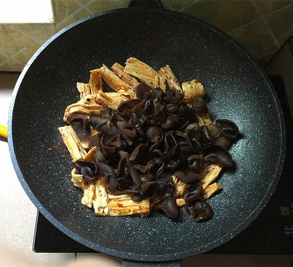 黑木耳炒腐竹的做法-香辣味炒菜譜-易網健康養生網 黑木耳炒腐竹的做法-香辣味炒菜譜
