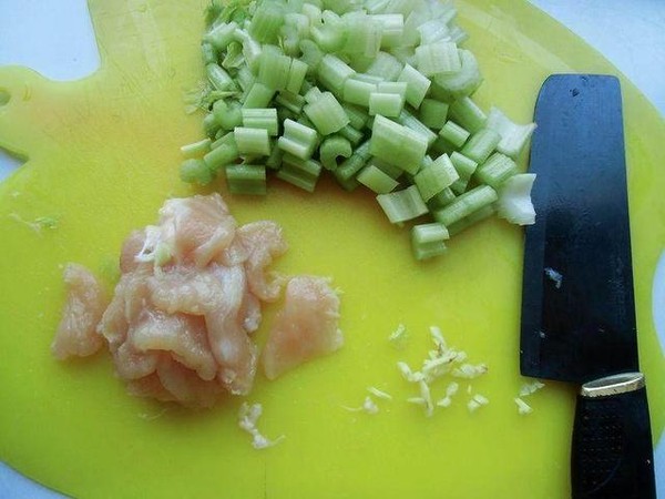 雞肉炒面的做法-家常味炒菜譜-易網(wǎng)<a href=http://m.aoa7937.com/ target=_blank class=infotextkey>健康養(yǎng)生</a>網(wǎng) 雞肉炒面的做法-家常味炒菜譜