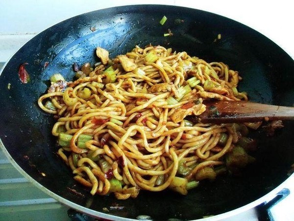 雞肉炒面的做法-家常味炒菜譜-易網(wǎng)健康養(yǎng)生網(wǎng) 雞肉炒面的做法-家常味炒菜譜