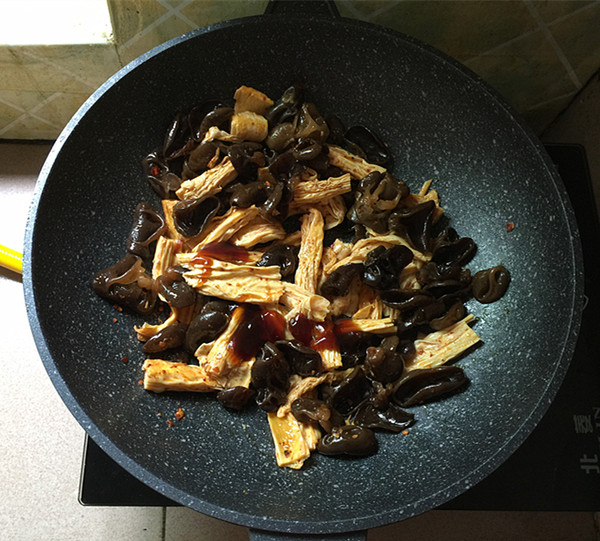 黑木耳炒腐竹的做法-香辣味炒菜譜-易網健康養生網 黑木耳炒腐竹的做法-香辣味炒菜譜
