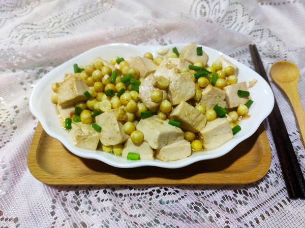 雞頭米燒豆腐的做法-家常味炒菜譜-易網(wǎng)健康養(yǎng)生網(wǎng) 雞頭米燒豆腐的做法-家常味炒菜譜