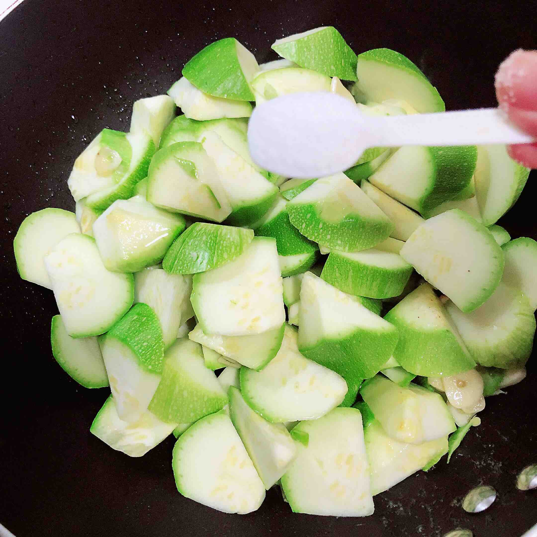 黃油黑椒西葫蘆(快手菜)的做法-黑椒味炒菜譜-易網(wǎng)健康養(yǎng)生網(wǎng) 黃油黑椒西葫蘆(快手菜)的做法-黑椒味炒菜譜