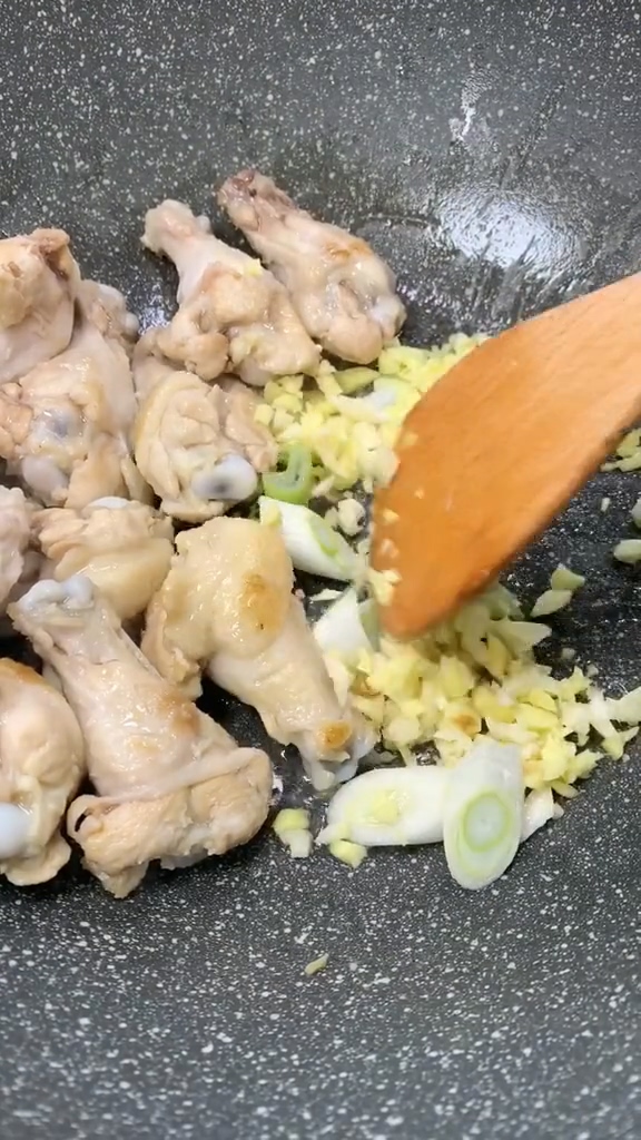 紅燒雞翅根的做法-家常味燒菜譜