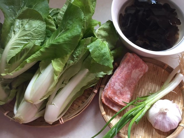 培根炒快菜的做法-咸鮮味炒菜譜-易網<a href=http://m.aoa7937.com/ target=_blank class=infotextkey>健康養生</a>網 培根炒快菜的做法-咸鮮味炒菜譜