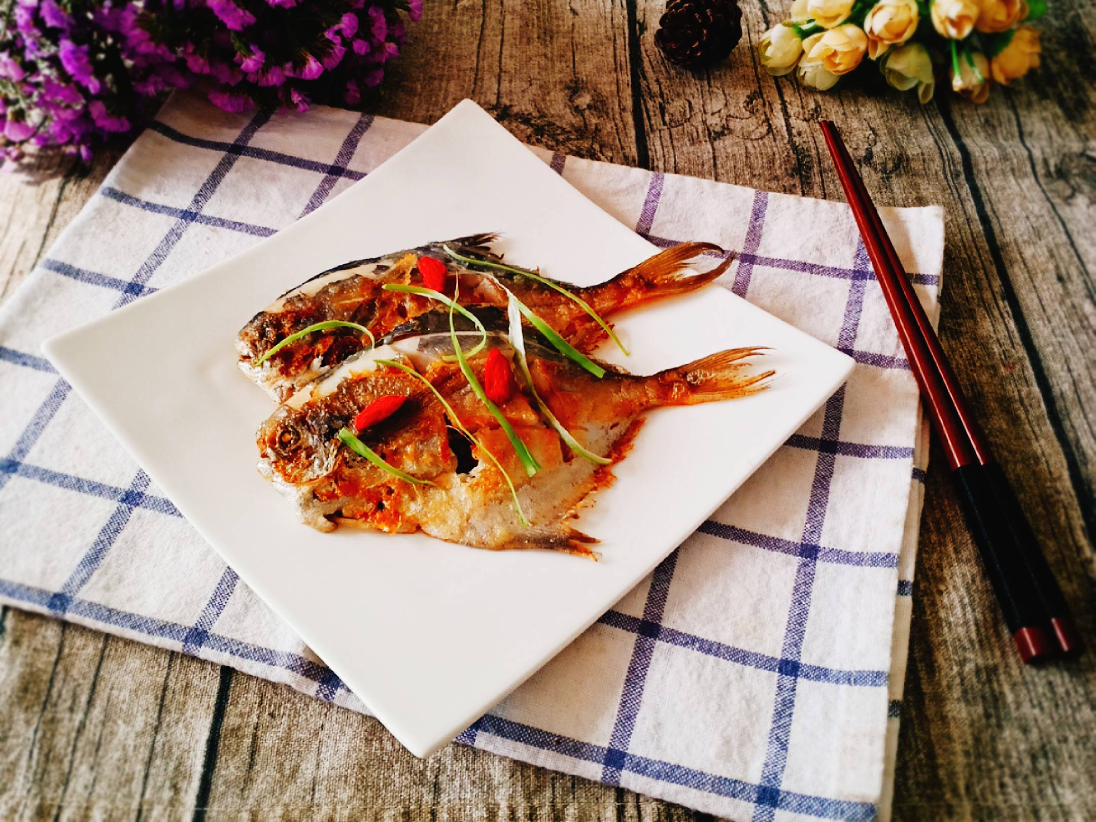 香煎鯧魚的做法-咸鮮味煎菜譜-易網健康養生網 香煎鯧魚的做法-咸鮮味煎菜譜