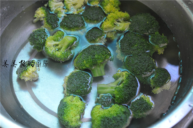 澆汁西藍(lán)花盞的做法-家常味蒸菜譜-易網(wǎng)健康養(yǎng)生網(wǎng) 澆汁西藍(lán)花盞的做法-家常味蒸菜譜
