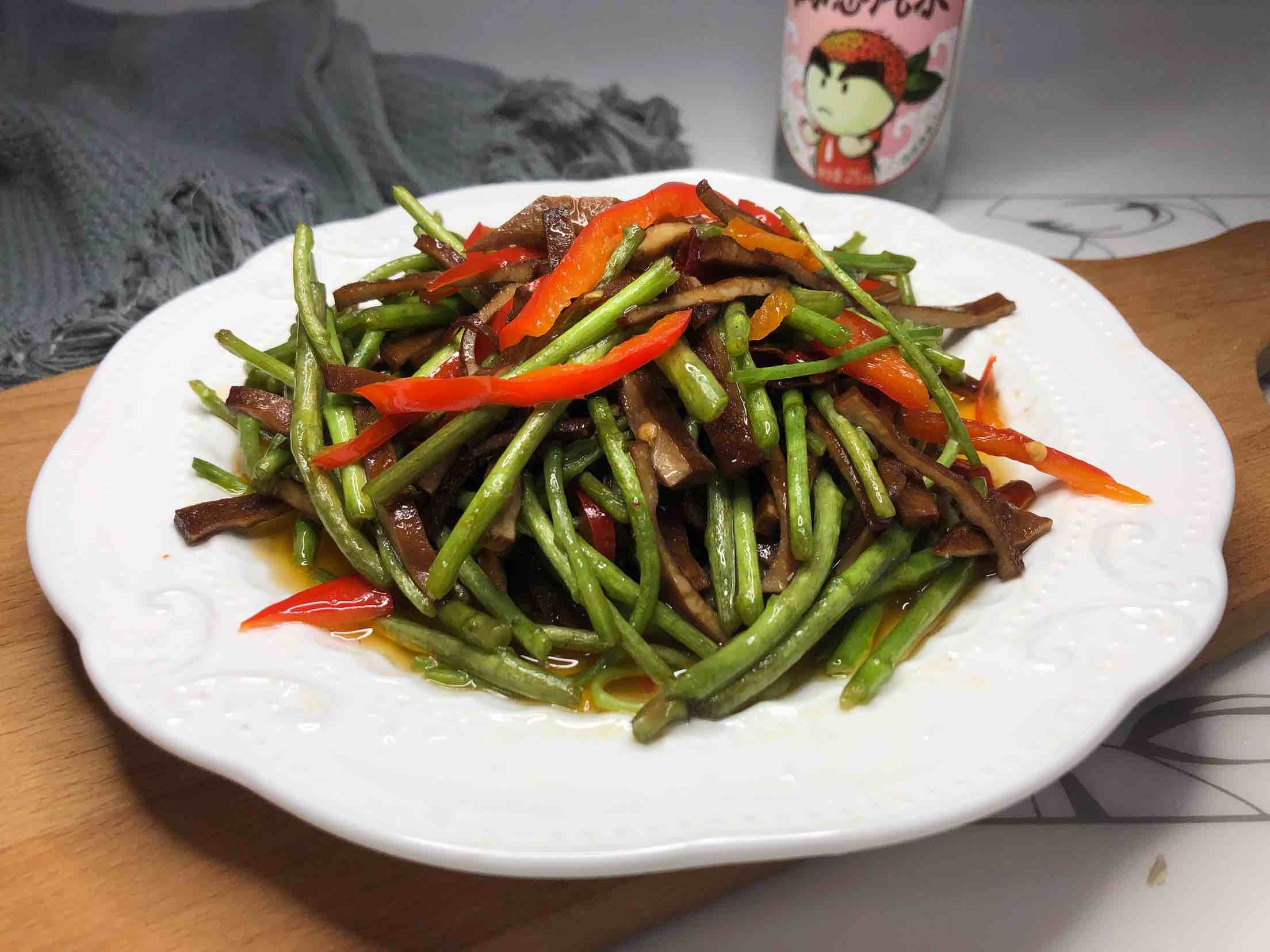 野蘆蒿炒香干的做法-家常味炒菜譜