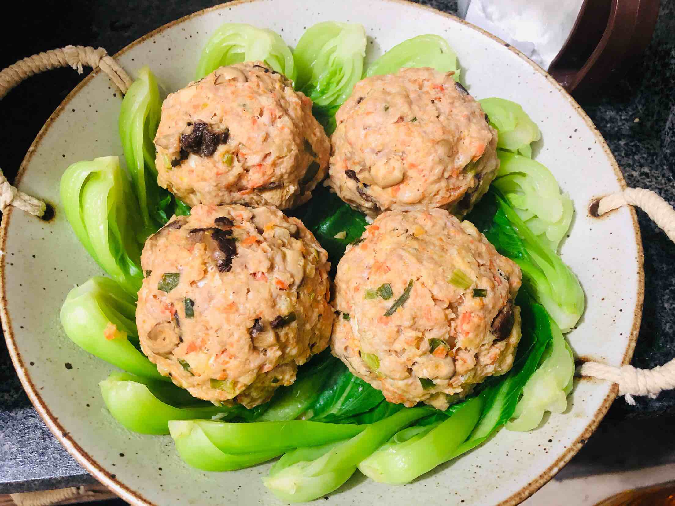 年夜飯之四喜丸子的做法-醬香味蒸菜譜-易網健康養生網 年夜飯之四喜丸子的做法-醬香味蒸菜譜