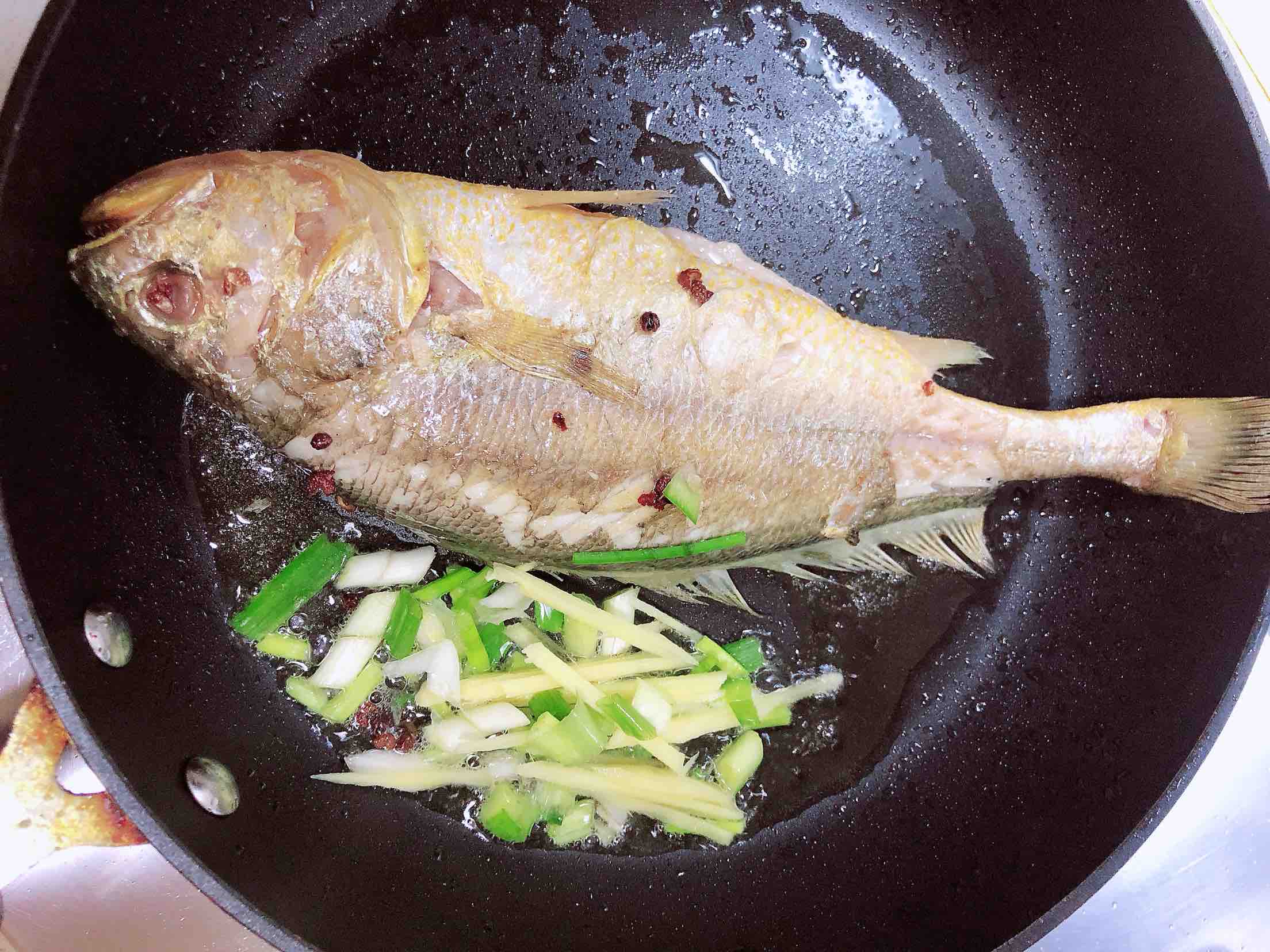 醬燜黃花魚的做法-咸鮮味燜菜譜-易網健康養生網 醬燜黃花魚的做法-咸鮮味燜菜譜