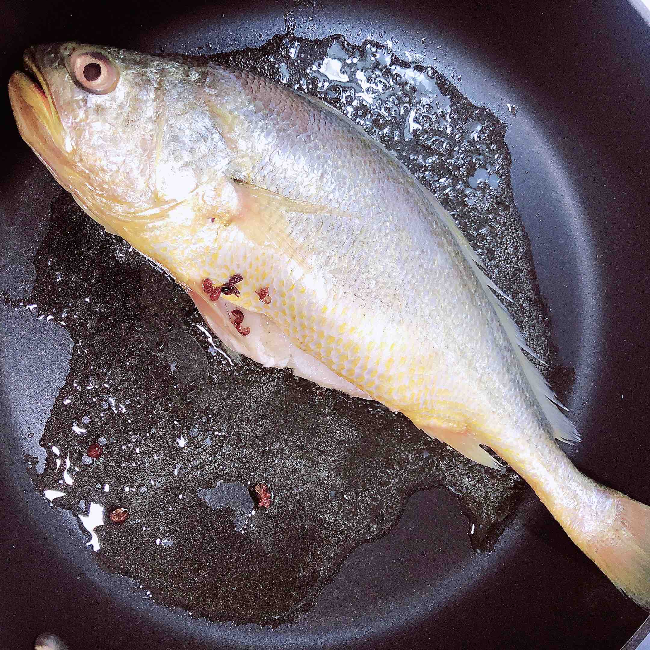 醬燜黃花魚的做法-咸鮮味燜菜譜-易網健康養生網 醬燜黃花魚的做法-咸鮮味燜菜譜