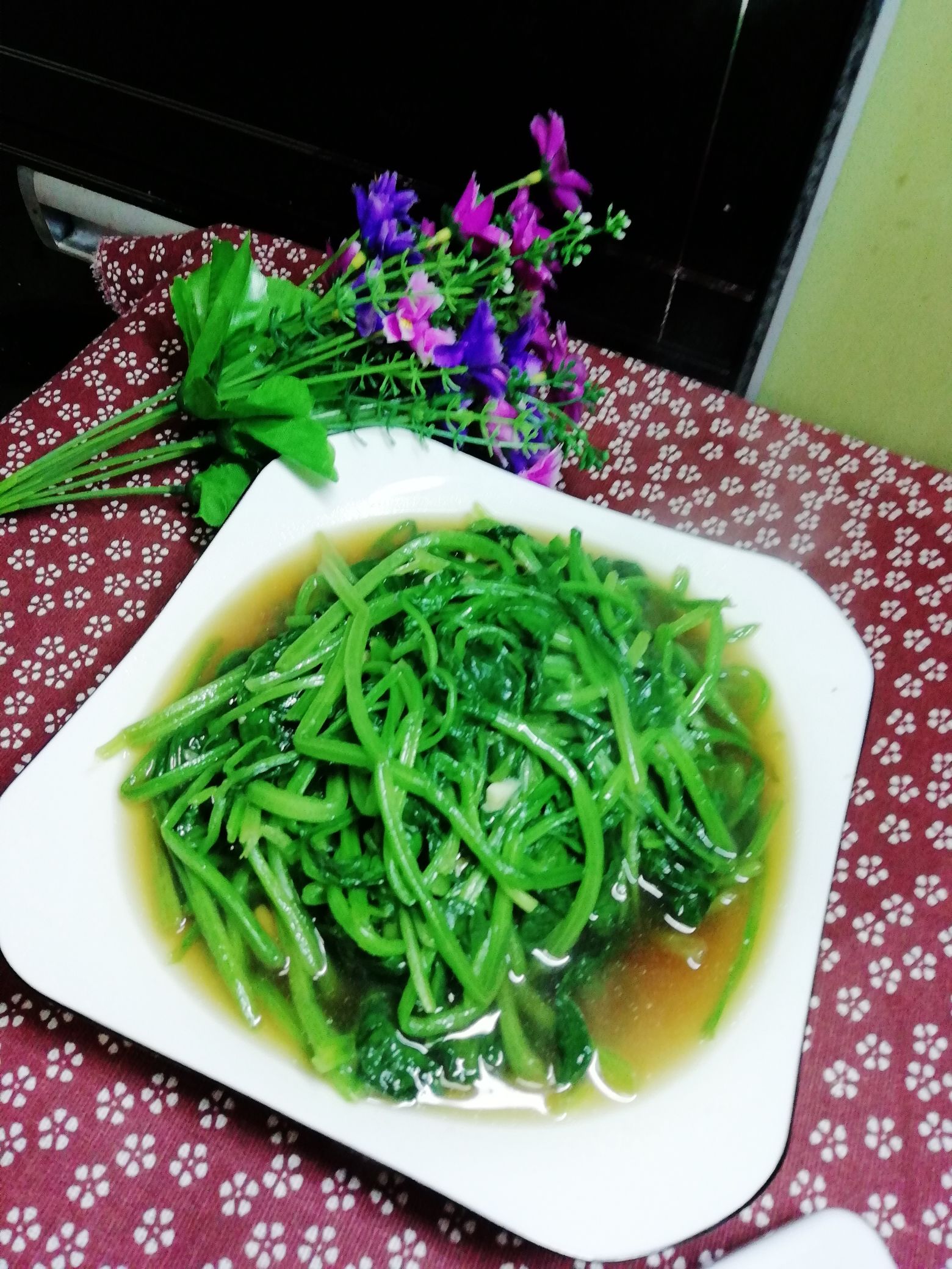 蒜香小菠菜的做法-家常味炒菜譜-易網(wǎng)健康養(yǎng)生網(wǎng) 蒜香小菠菜的做法-家常味炒菜譜