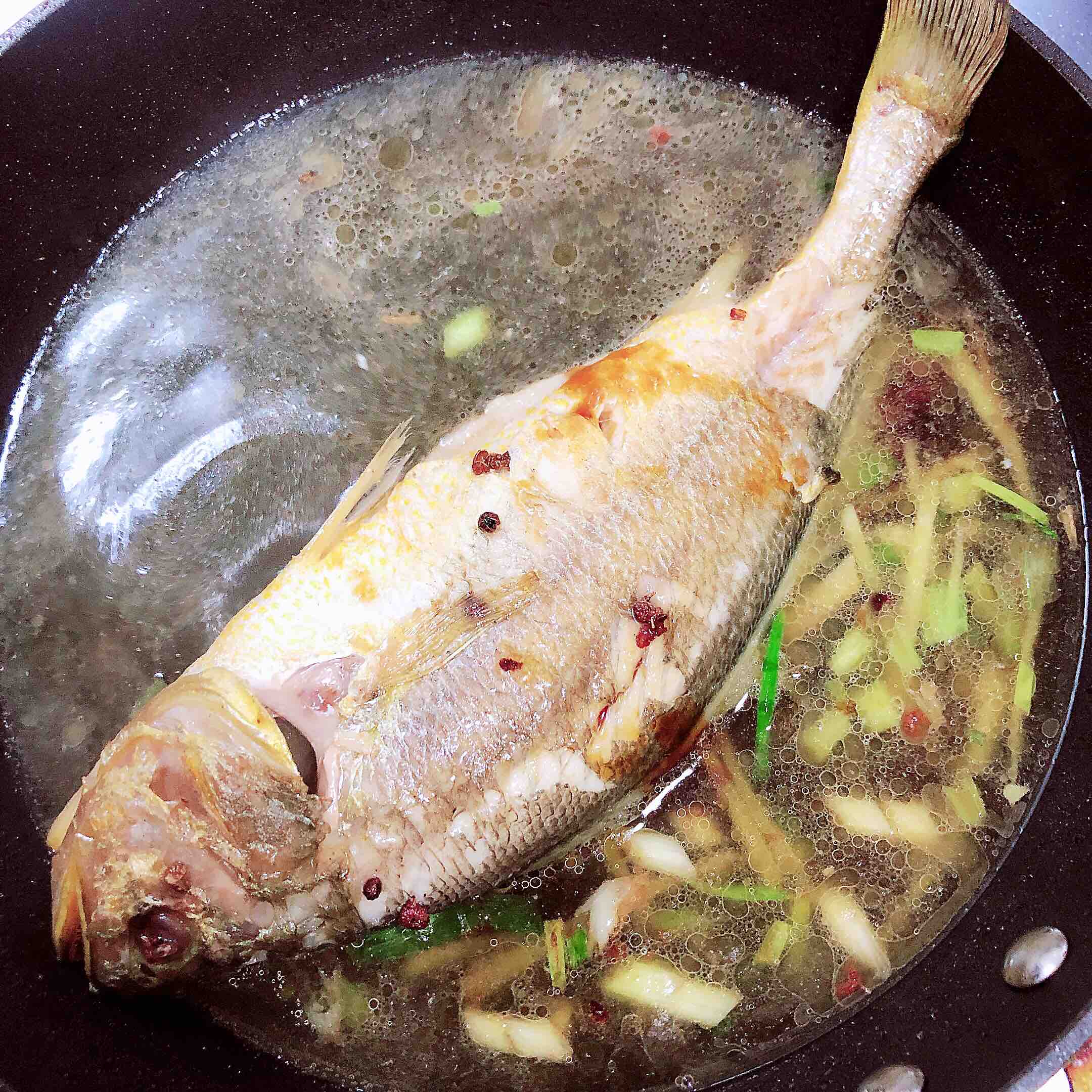 醬燜黃花魚的做法-咸鮮味燜菜譜-易網健康養生網 醬燜黃花魚的做法-咸鮮味燜菜譜