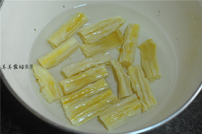 木耳燴腐竹的做法-家常味炒菜譜-易網(wǎng)<a href=http://m.aoa7937.com/ target=_blank class=infotextkey>健康養(yǎng)生</a>網(wǎng) 木耳燴腐竹的做法-家常味炒菜譜