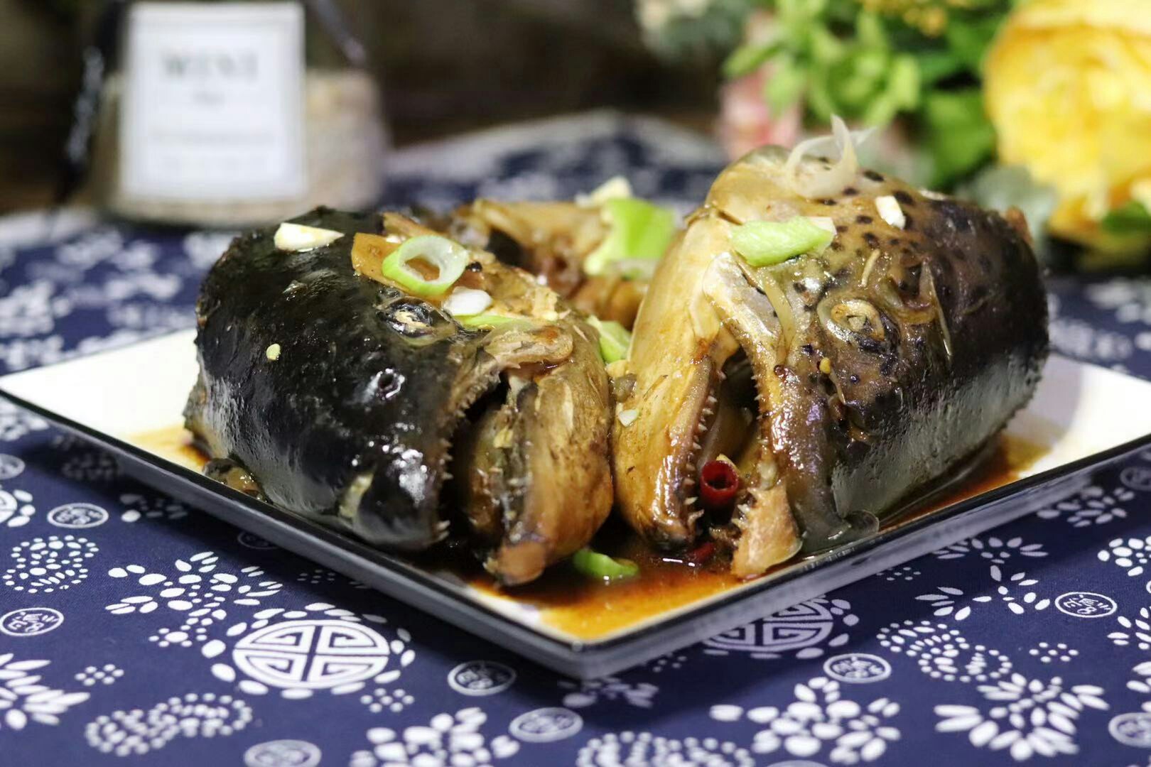 醬三文魚頭的做法-家常味燉菜譜-易網健康養生網 醬三文魚頭的做法-家常味燉菜譜