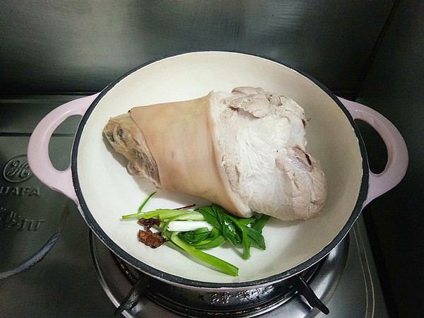 招財(cái)肘子的做法-其它口味燉菜譜