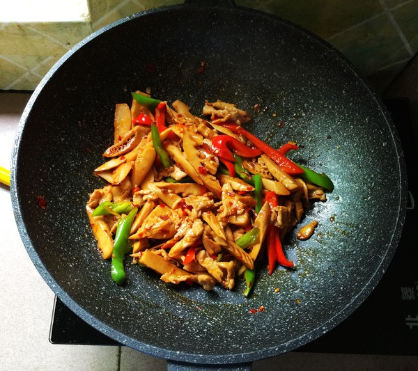春筍炒瘦肉的做法-香辣味炒菜譜-易網健康養生網 春筍炒瘦肉的做法-香辣味炒菜譜