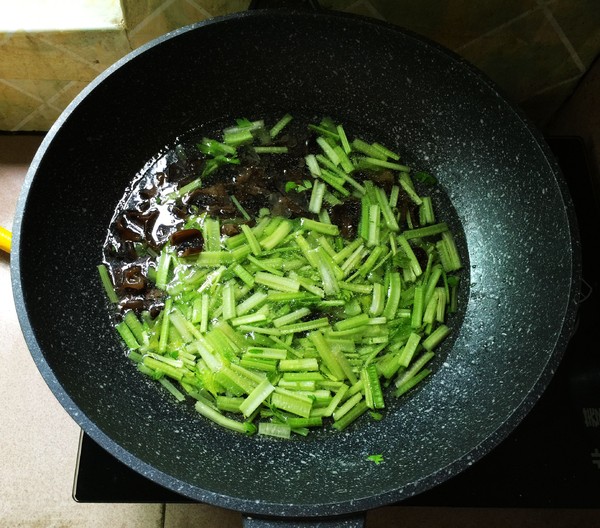 芹菜黑木耳炒雞蛋的做法-家常味炒菜譜