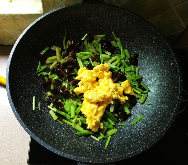 芹菜黑木耳炒雞蛋的做法-家常味炒菜譜